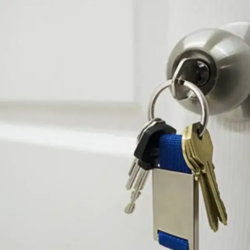 Porte qui ferme mal : faut-il appeler un serrurier en urgence ?