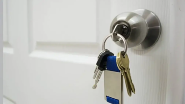 Porte qui ferme mal : faut-il appeler un serrurier en urgence ?